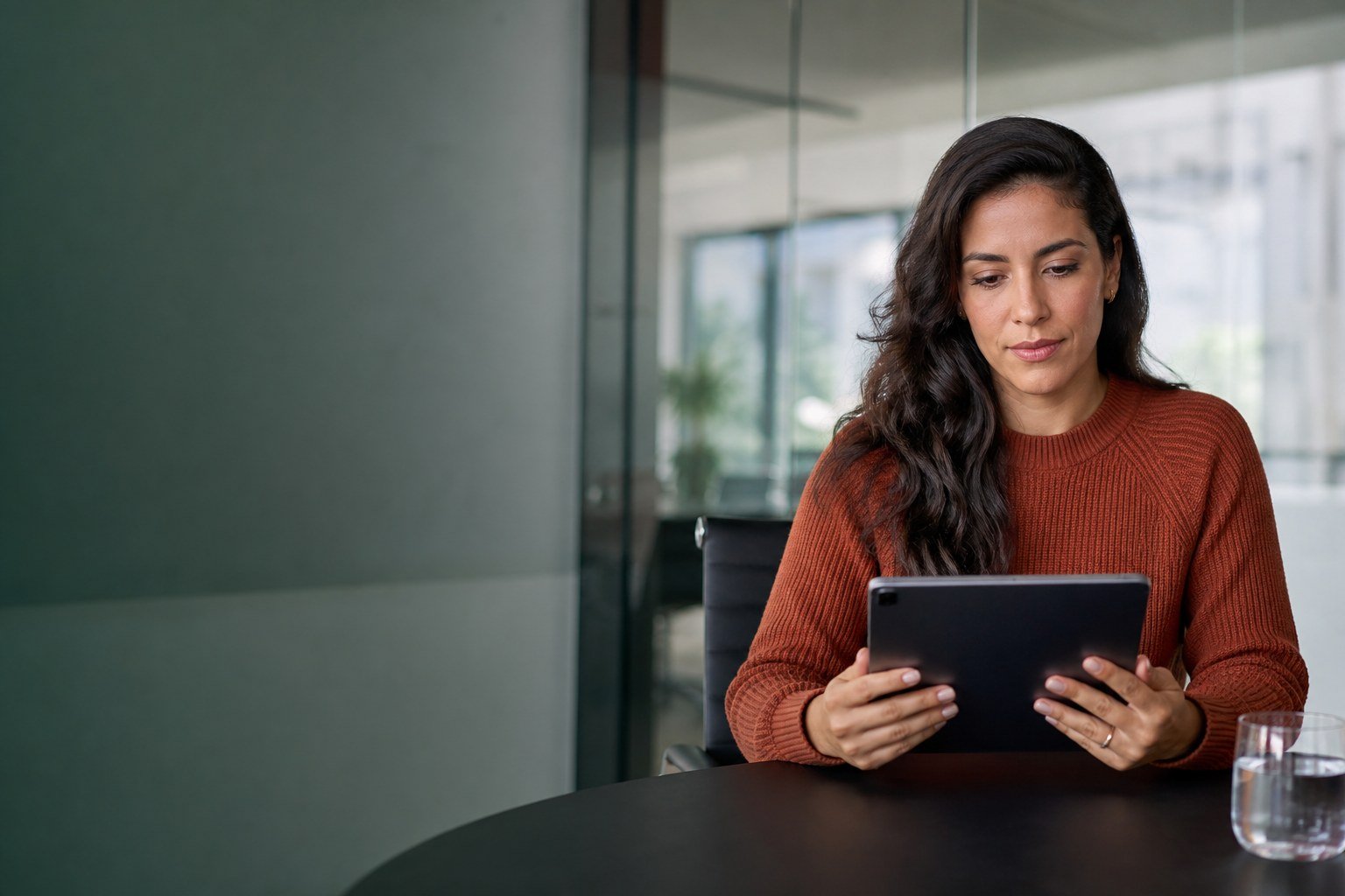 Colaboradora respondendo a pesquisa psicossocial NR-1 no tablet